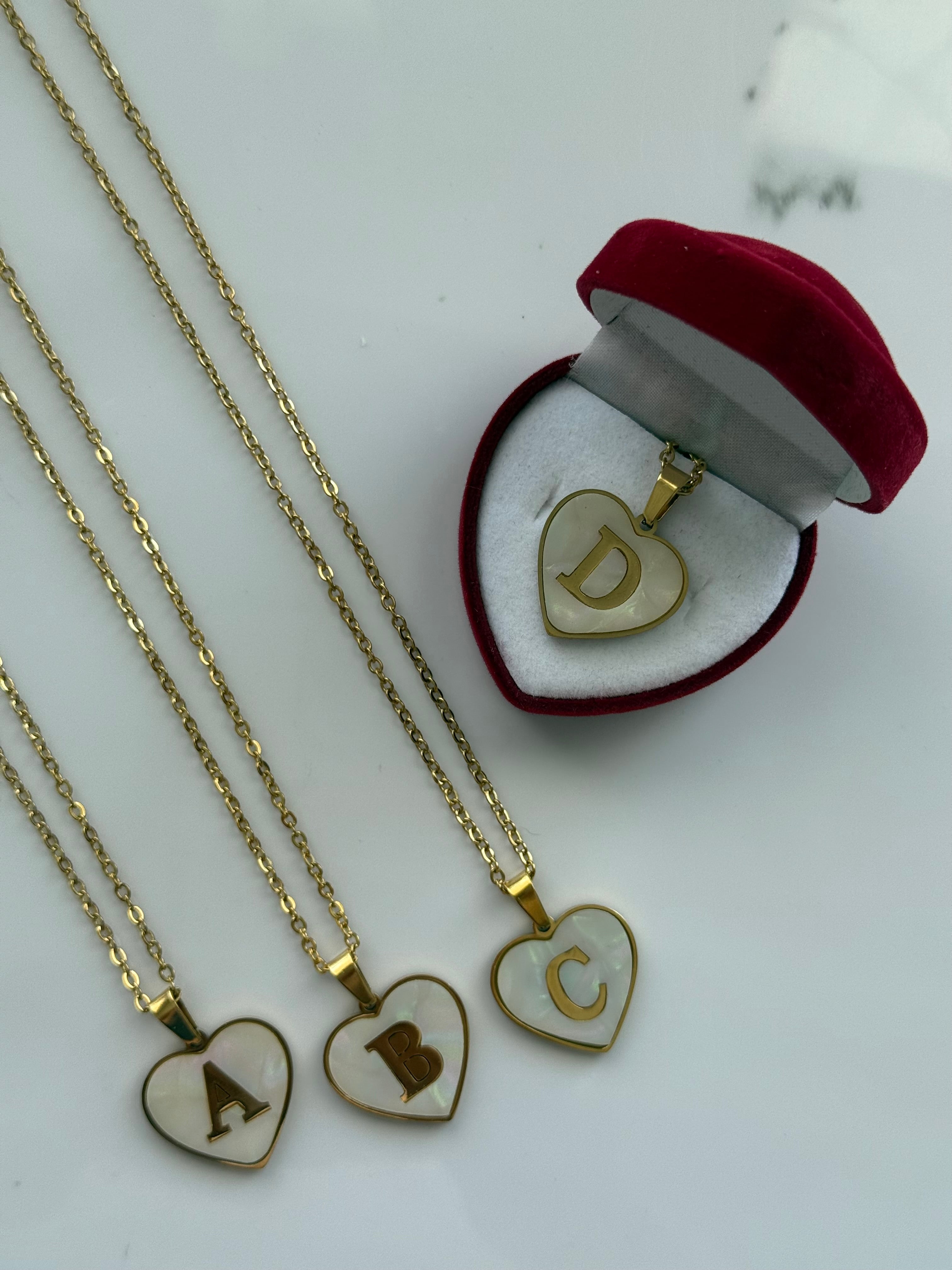 Collar inicial de corazón