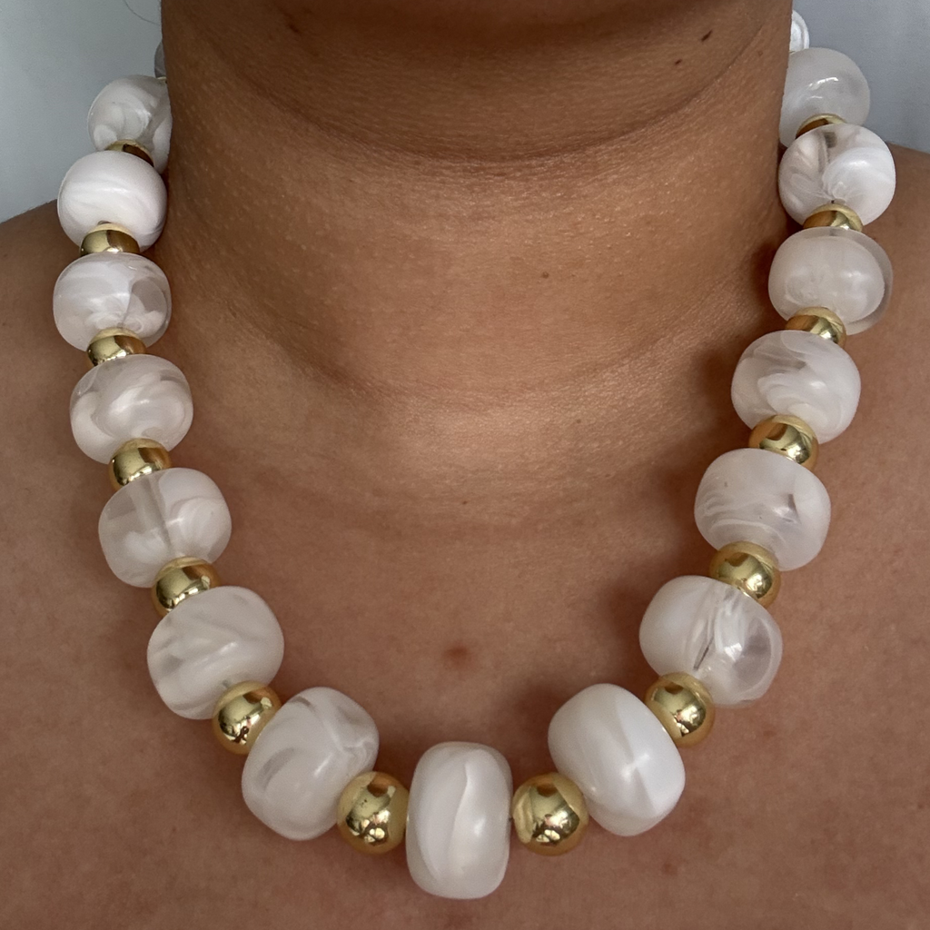 Collar chunky con balines - marrón o blanco