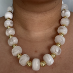 Collar chunky con balines - marrón o blanco