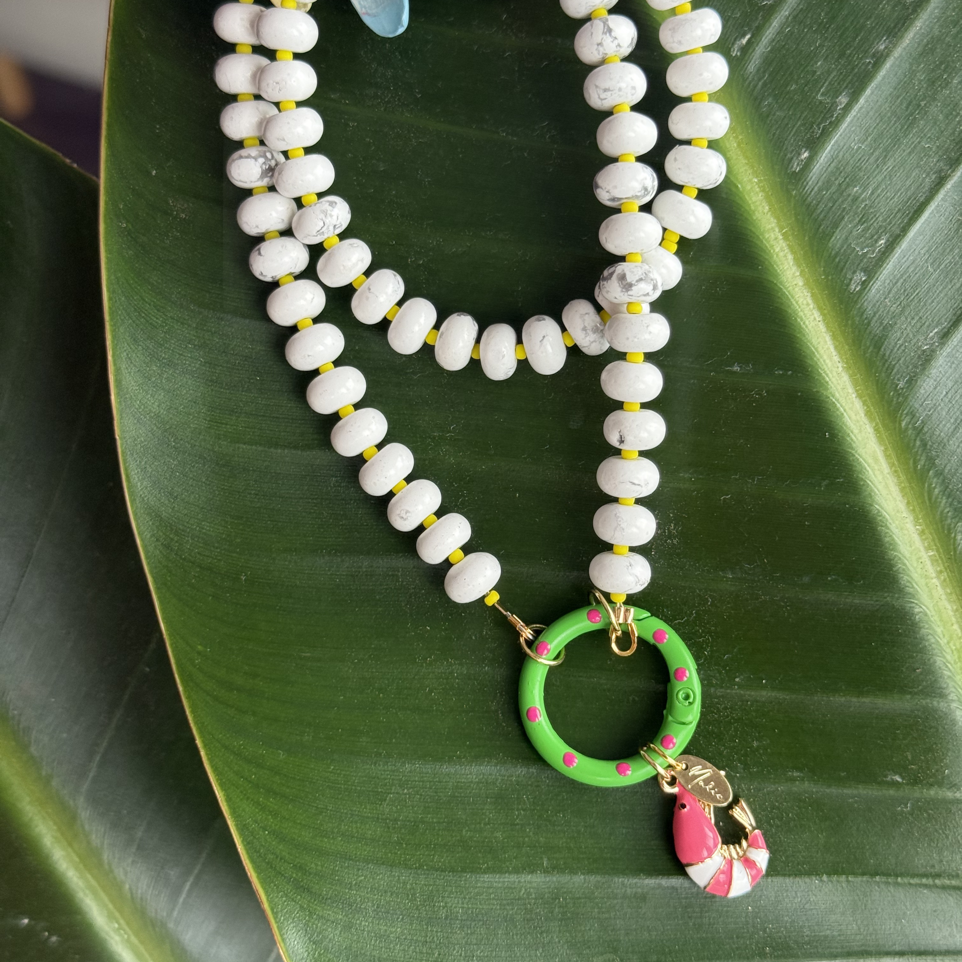 Collar de piedras en blanco con cierre en círculo y dije de camarón