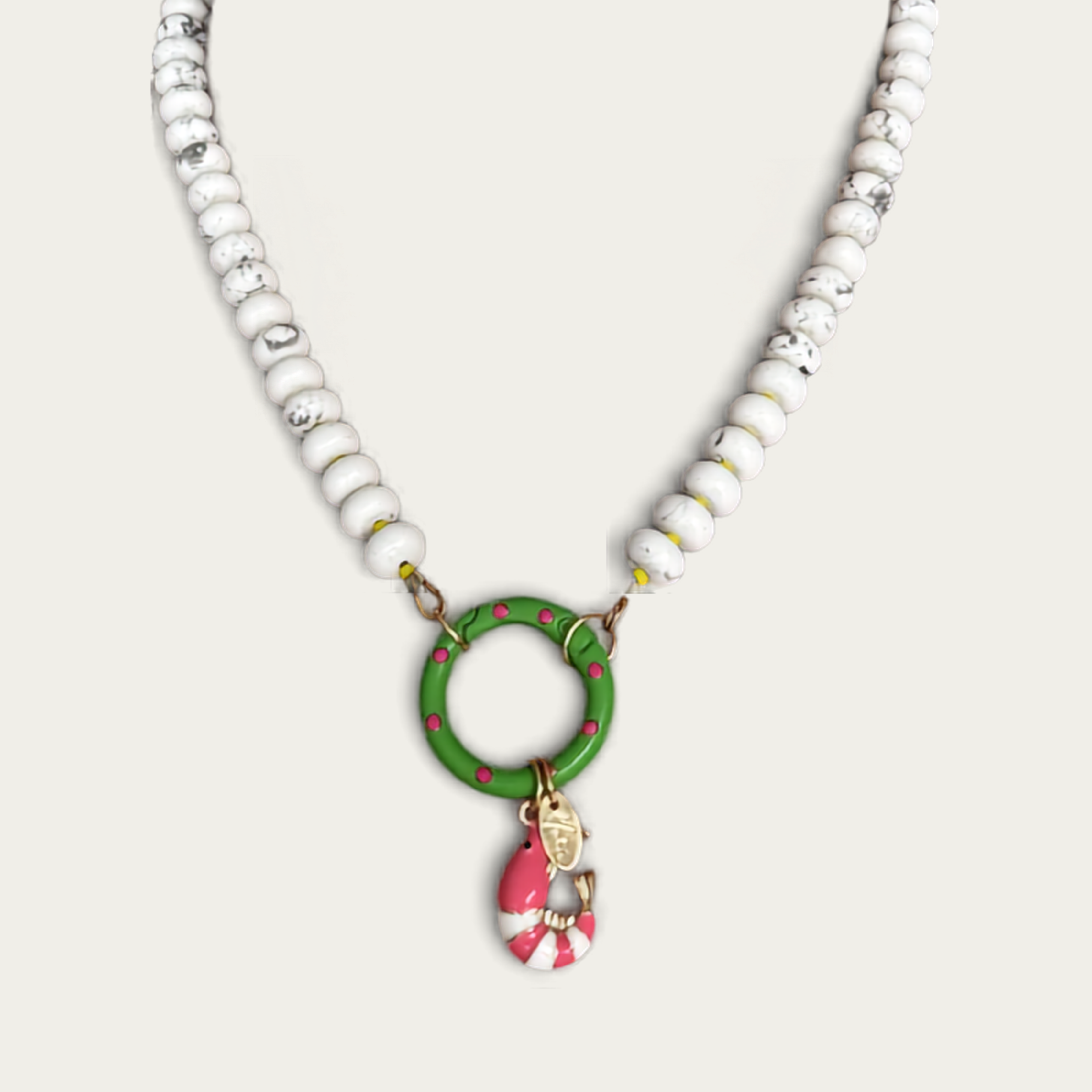 Collar de piedras en blanco con cierre en círculo y dije de camarón