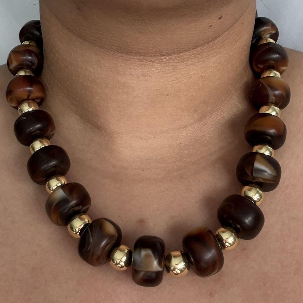 Collar chunky con balines - marrón o blanco