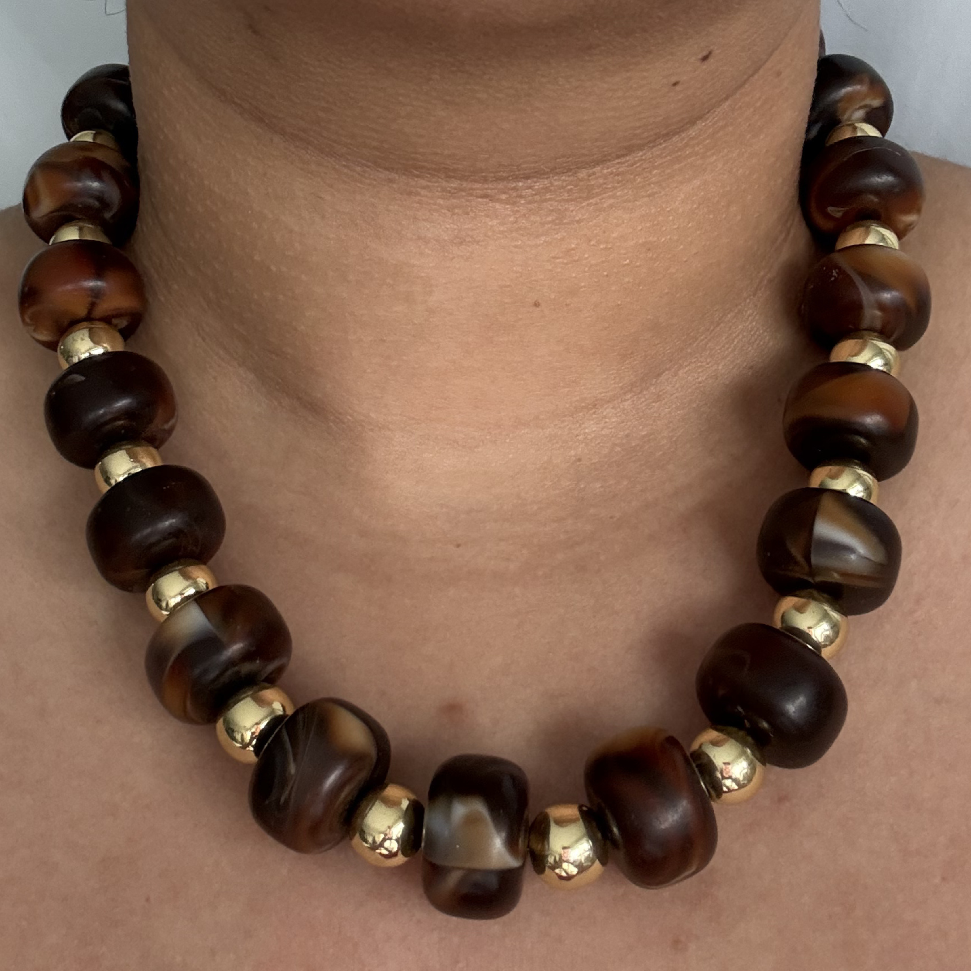 Collar chunky con balines - marrón o blanco
