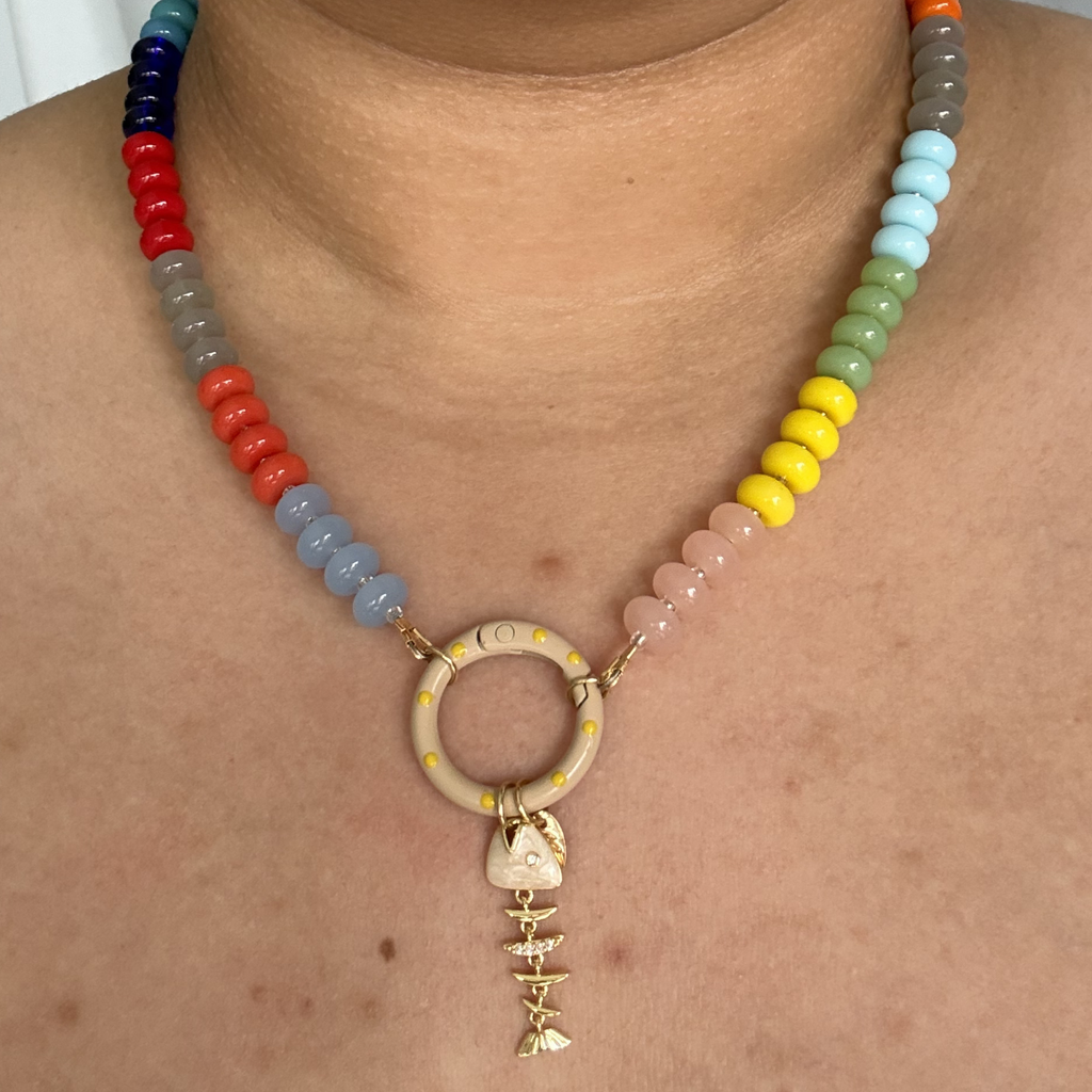 Collar de piedras en colores con cierre en círculo y dije de pez