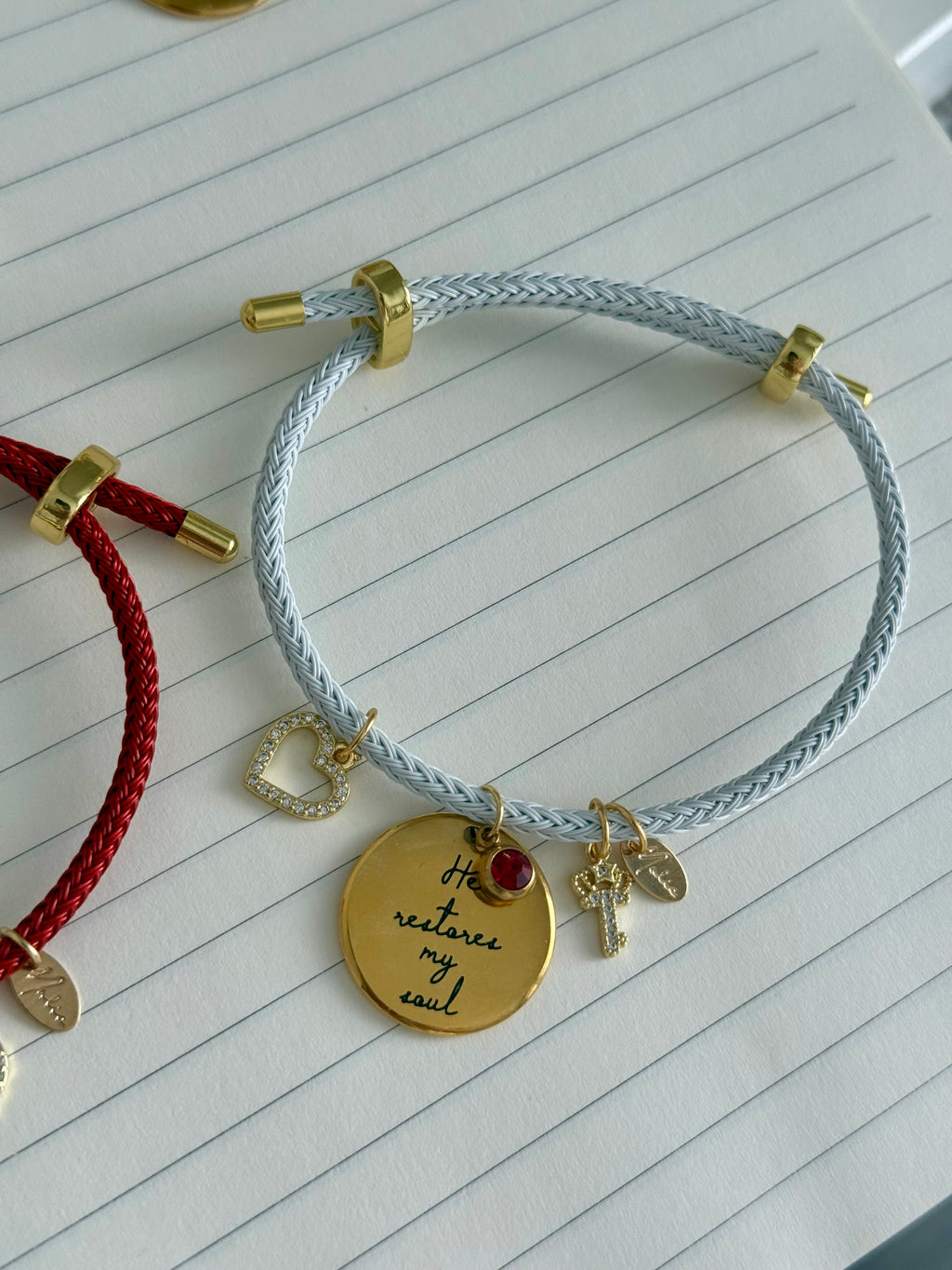 Pulsera blanca ÉL RESTAURÓ MI ALMA oro (ajustable)