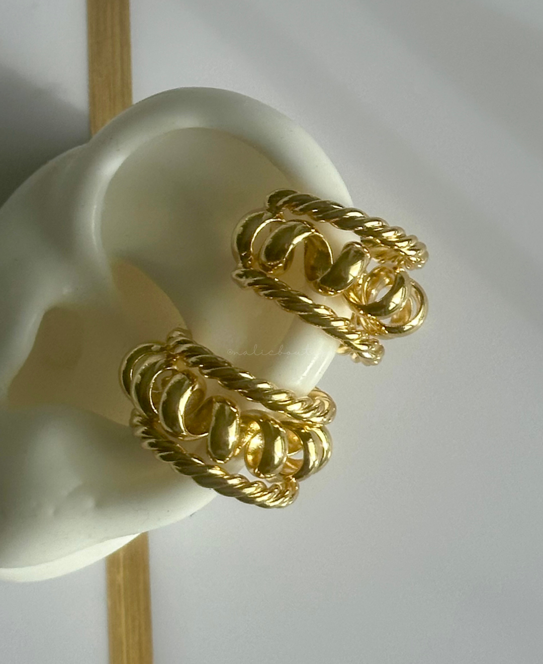 Earcuff torcido oro baño en oro 18K