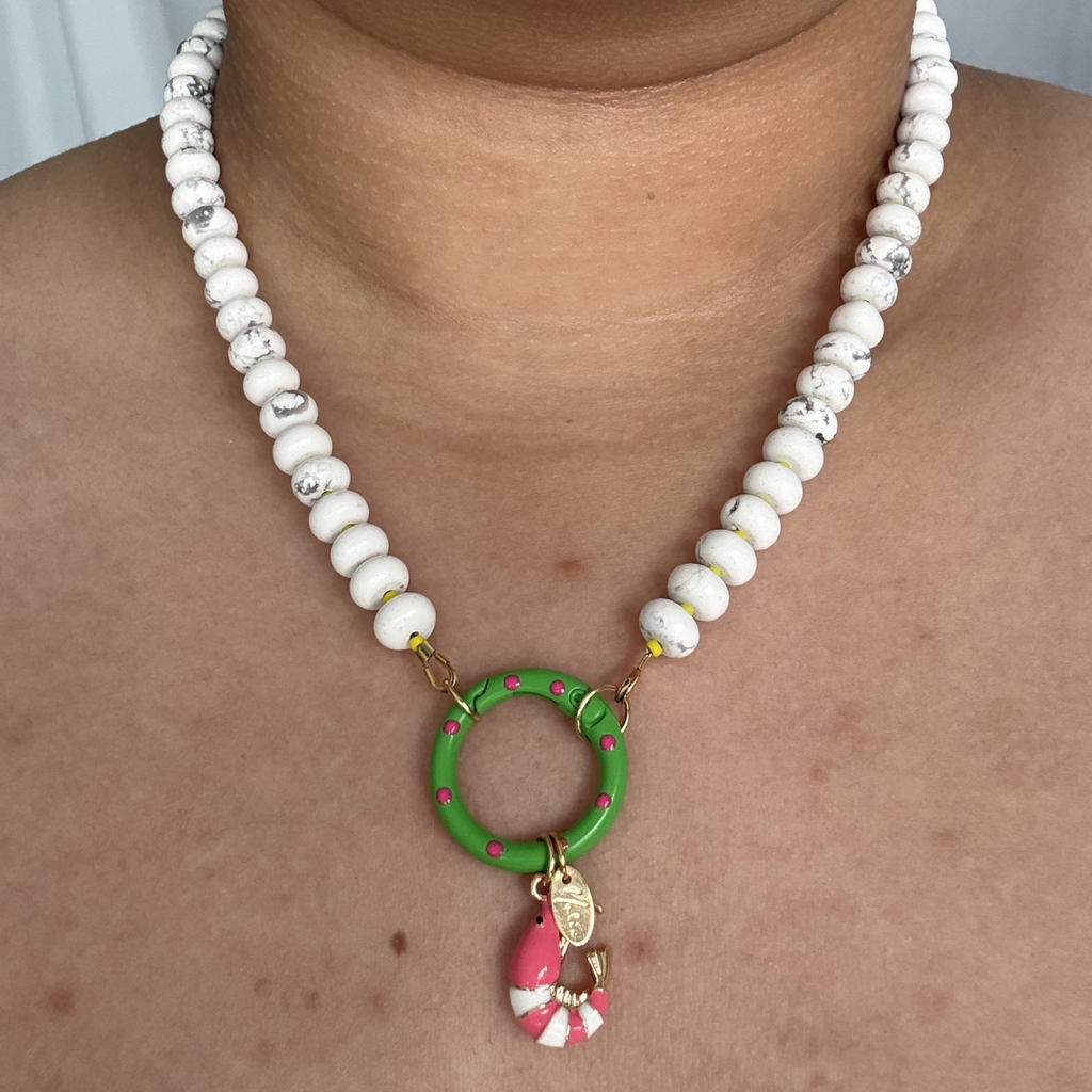 Collar de piedras en blanco con cierre en círculo y dije de camarón