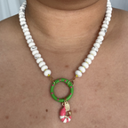 Collar de piedras en blanco con cierre en círculo y dije de camarón