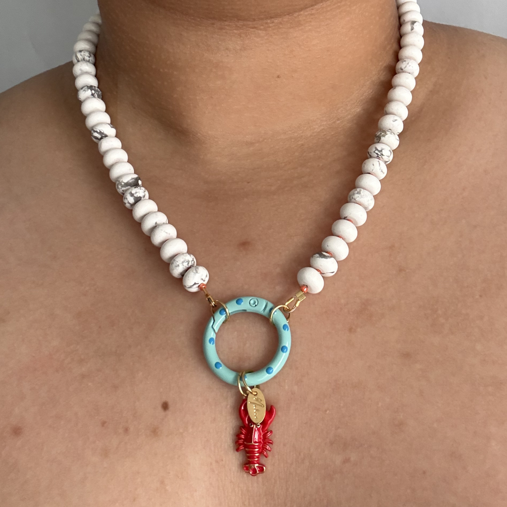 Collar de piedras en blanco con cierre en círculo y dije de langosta