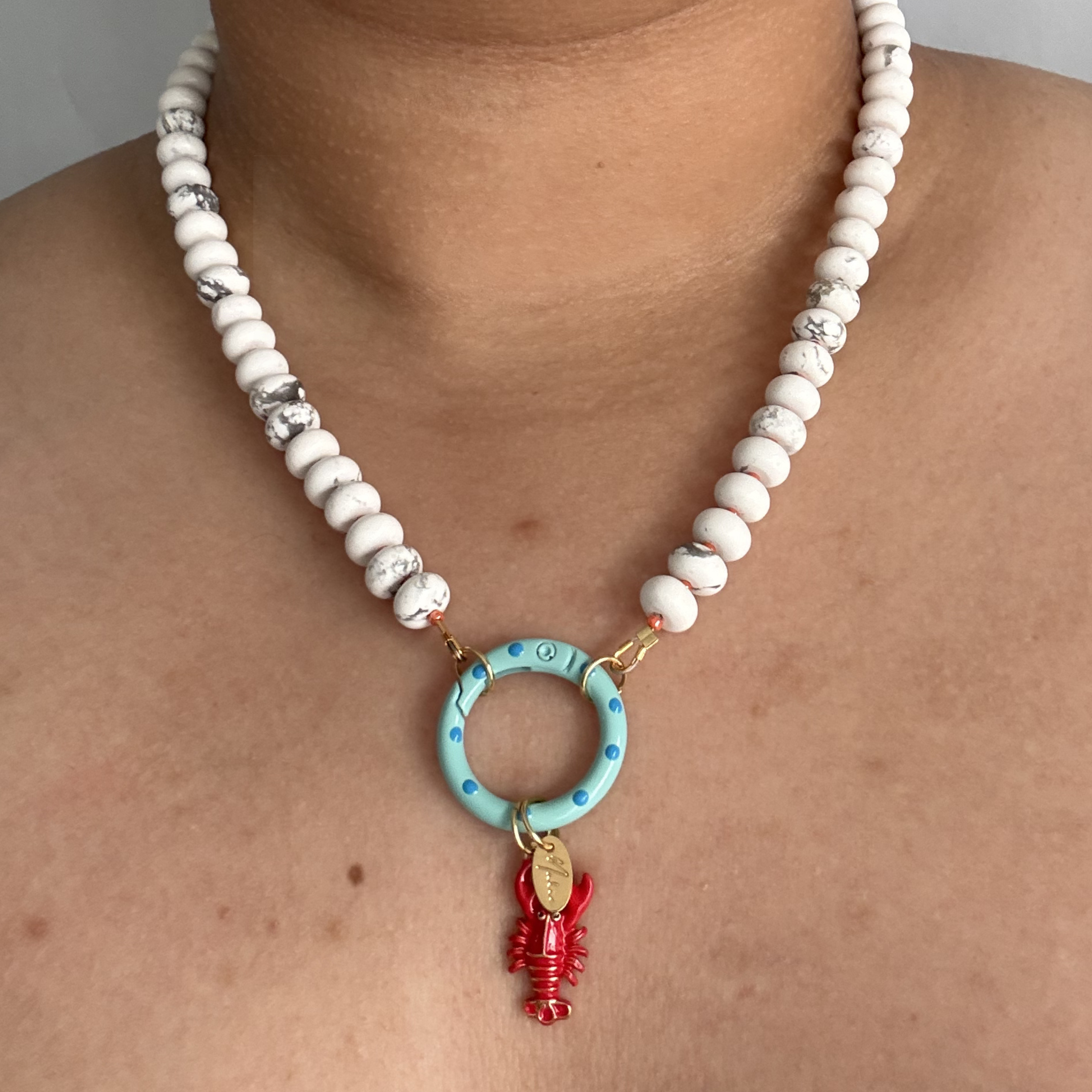 Collar de piedras en blanco con cierre en círculo y dije de langosta