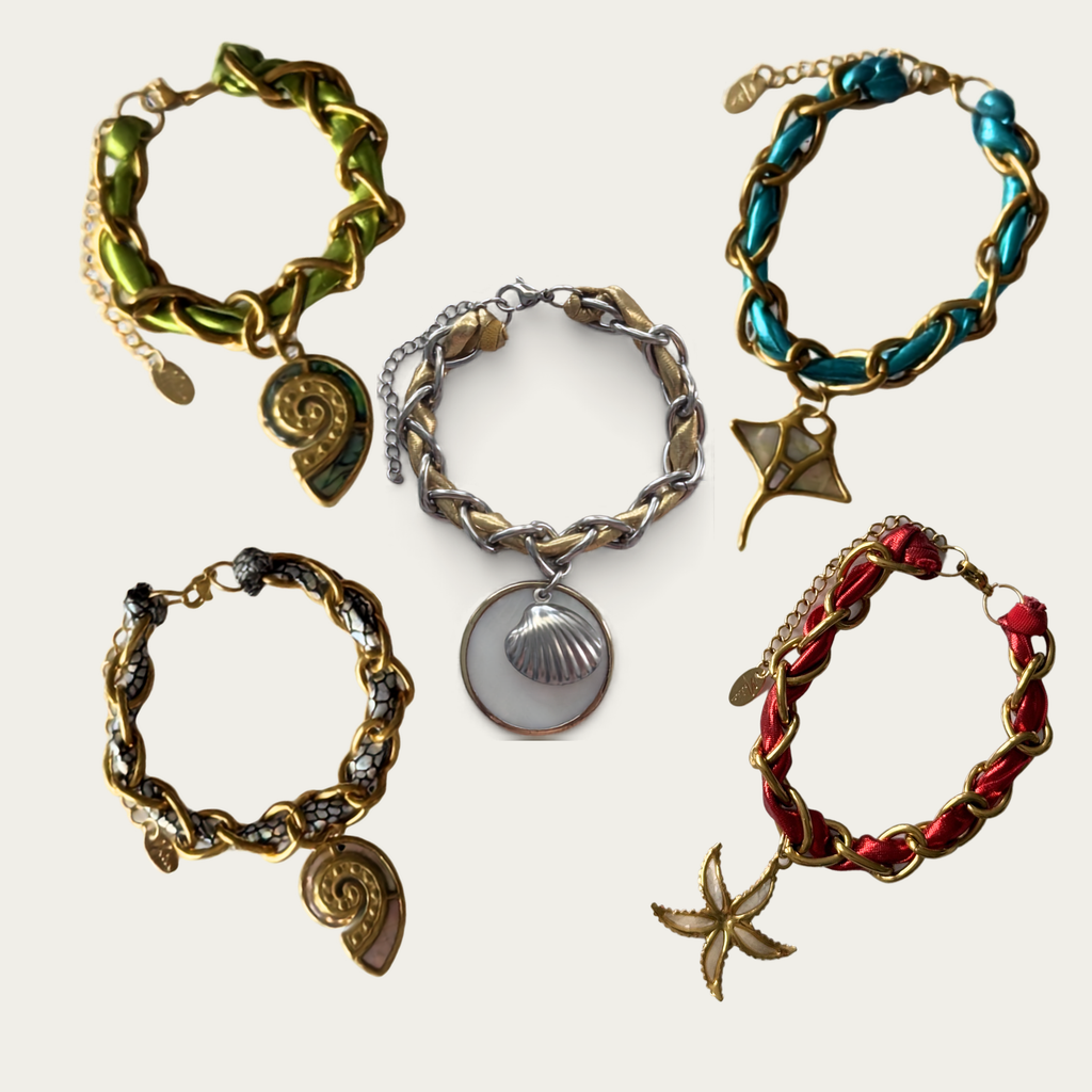 Pulseras en colores brillantes con dijes de verano