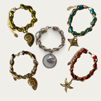 Pulseras en colores brillantes con dijes de verano