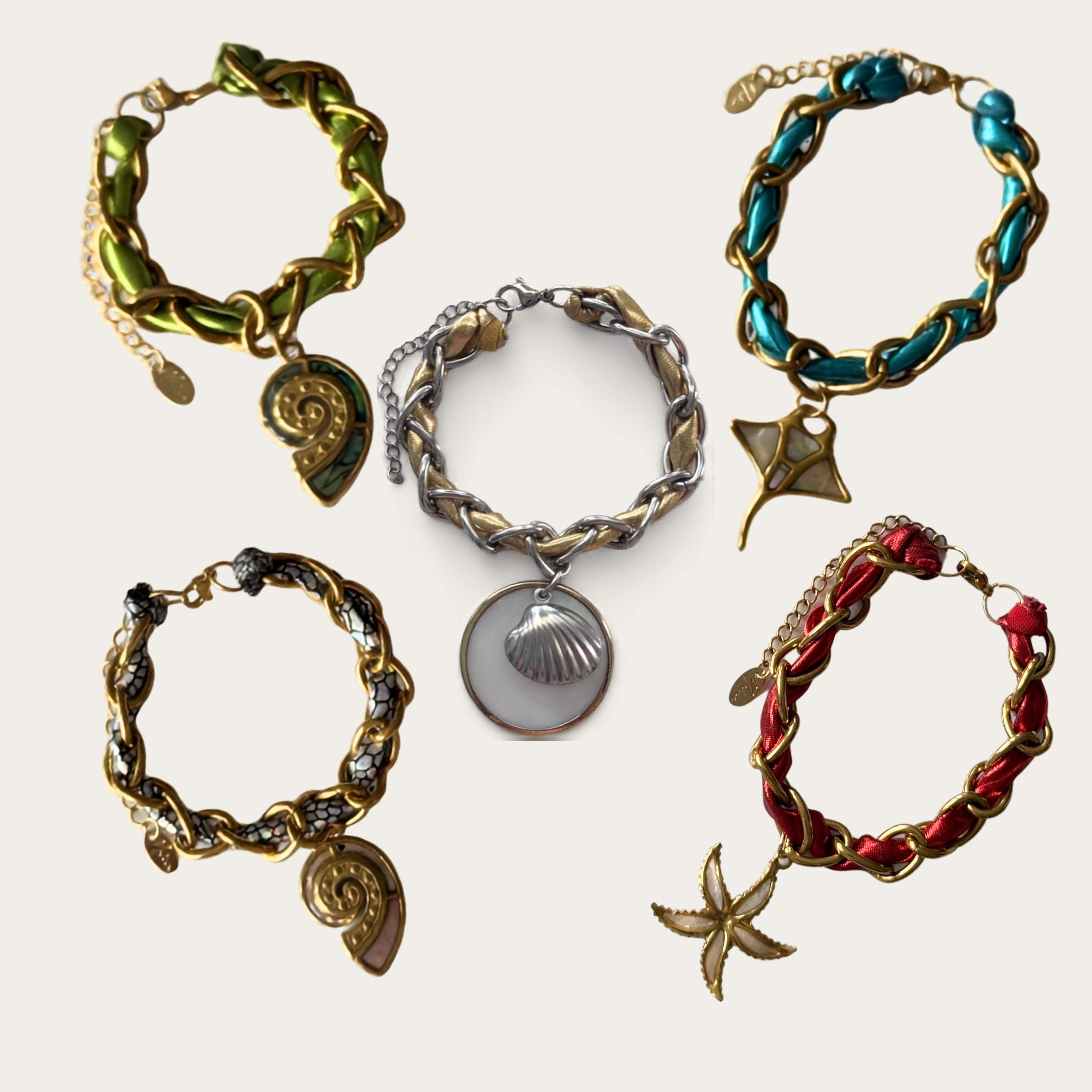 Pulseras en colores brillantes con dijes de verano
