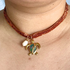 Choker brillante con dijes de verano y perla