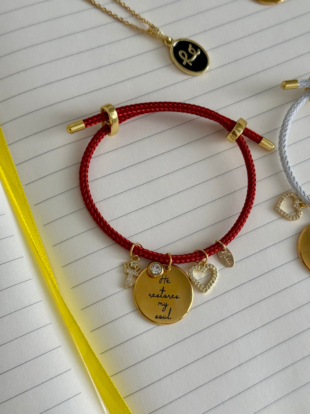 Pulsera roja ÉL RESTAURÓ MI ALMA oro (ajustable)