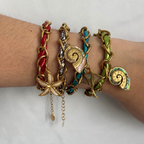 Pulseras en colores brillantes con dijes de verano