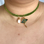 Choker brillante con dijes de verano y perla