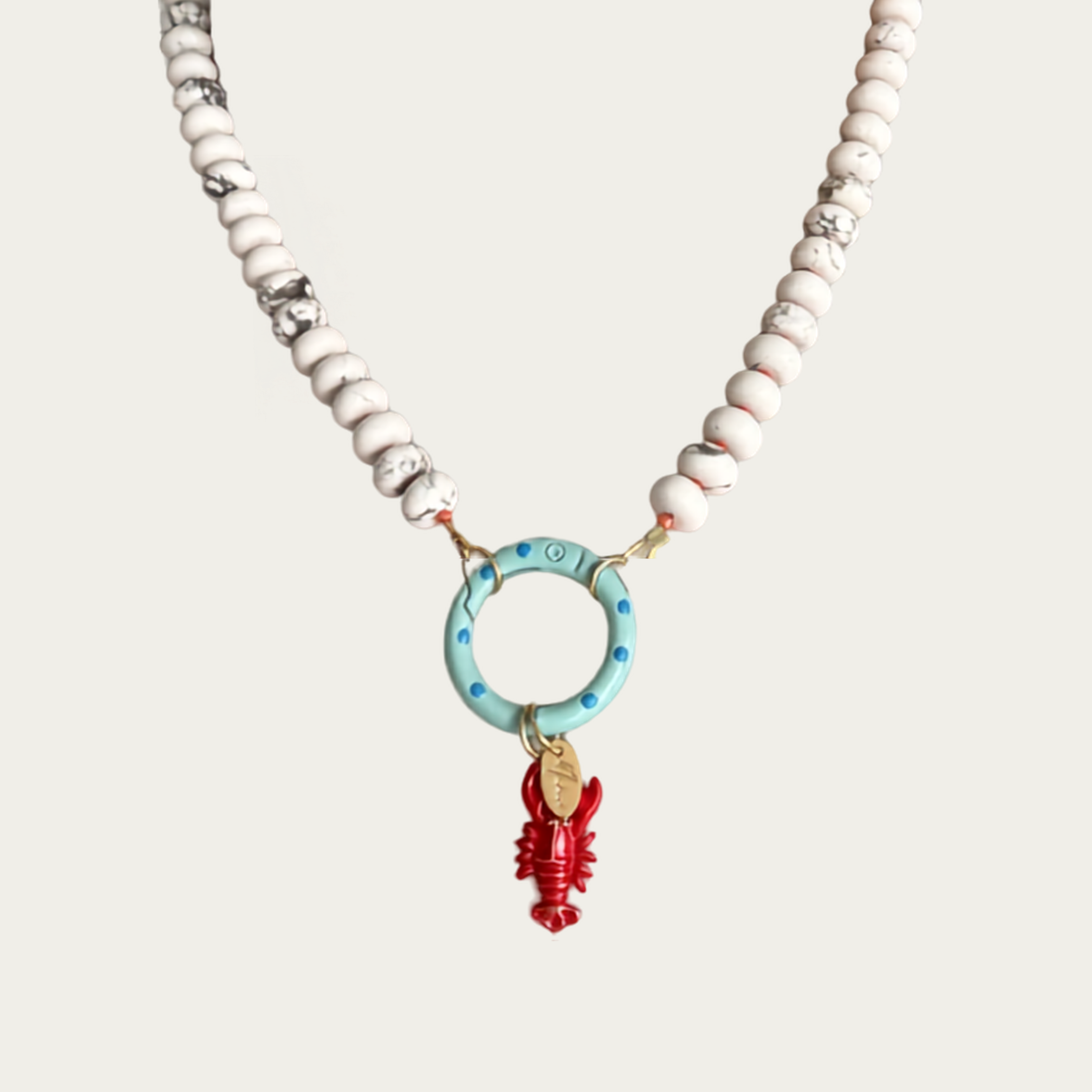 Collar de piedras en blanco con cierre en círculo y dije de langosta