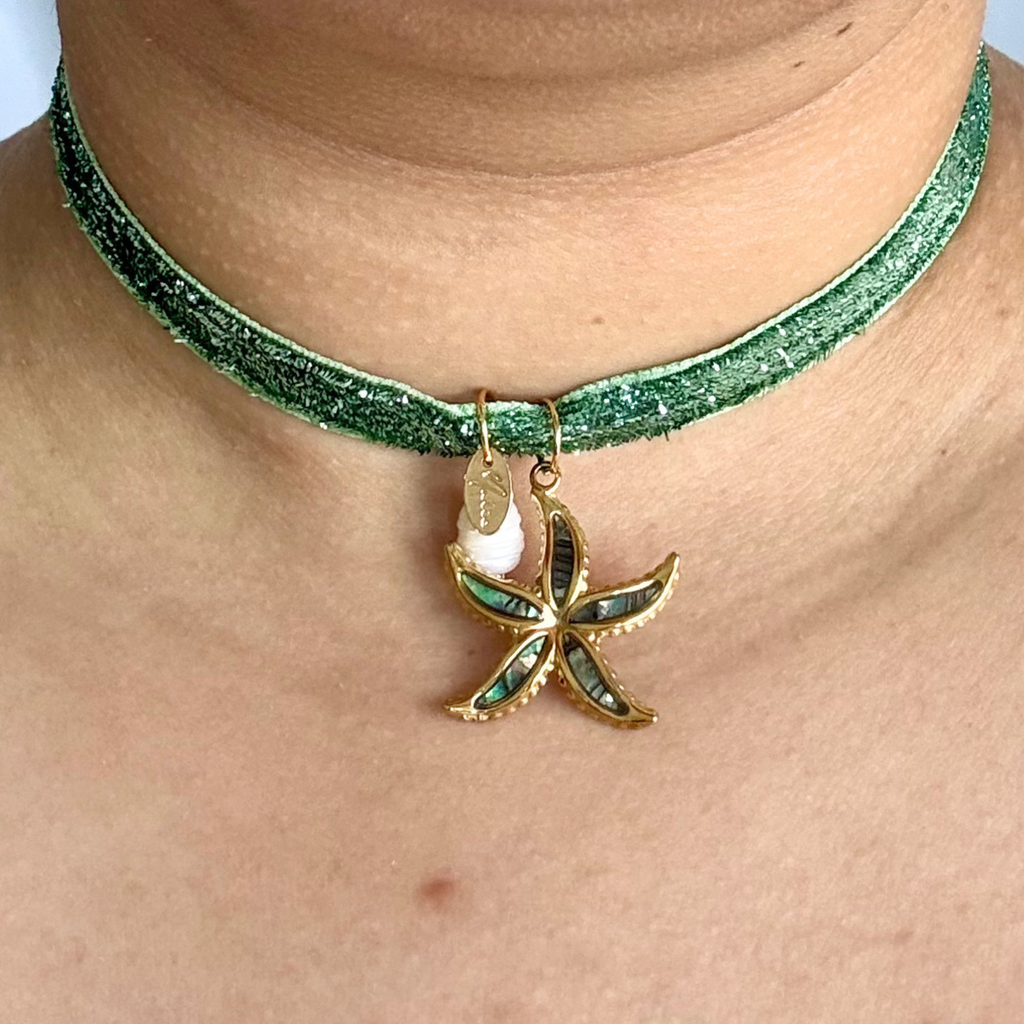 Choker brillante con dijes de verano y perla