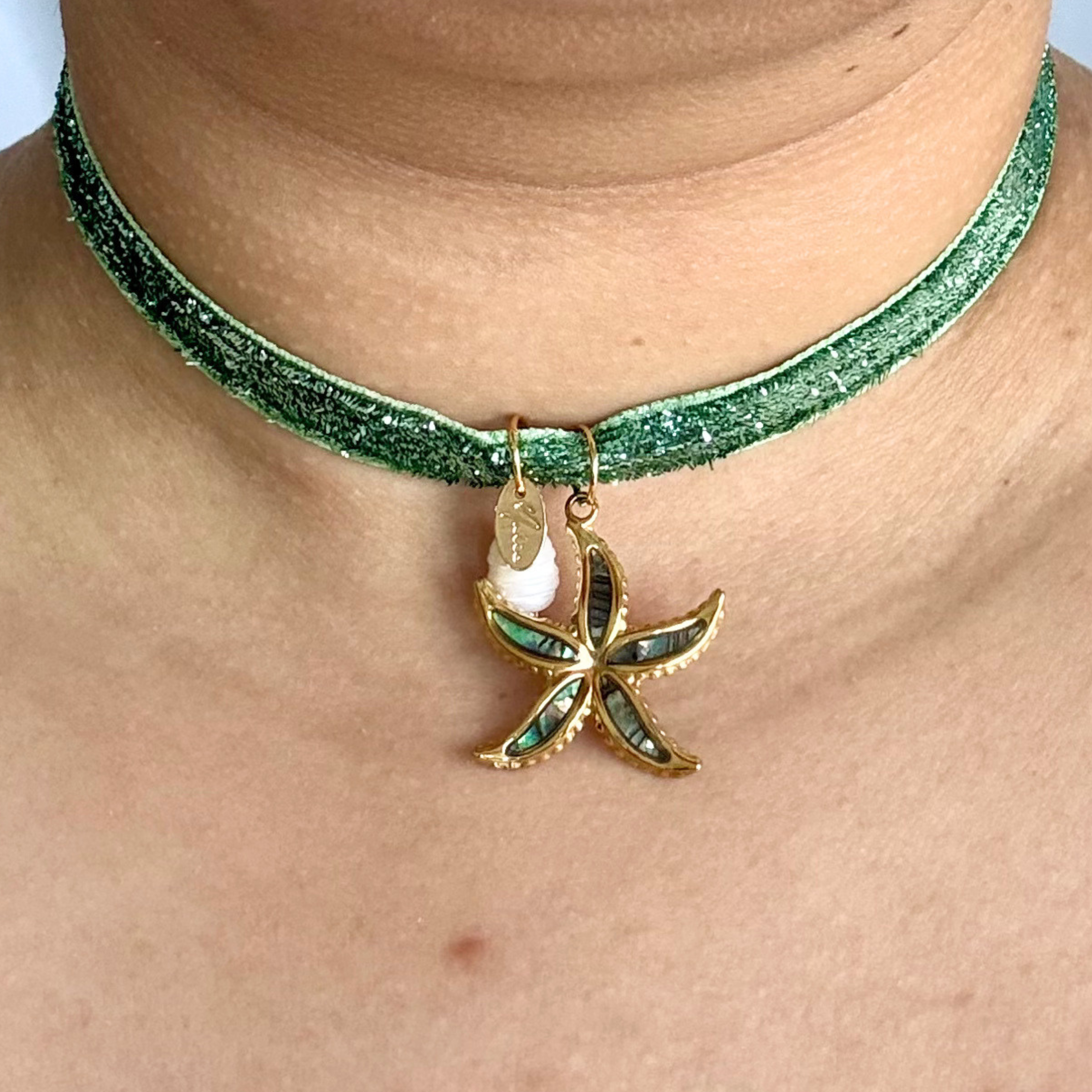 Choker brillante con dijes de verano y perla