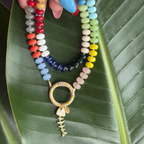 Collar de piedras en colores con cierre en círculo y dije de pez