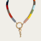 Collar de piedras en colores con cierre en círculo y dije de pez