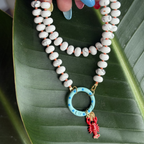 Collar de piedras en blanco con cierre en círculo y dije de langosta