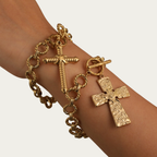 Pulsera de cruz con cadena ancha y cierre redondo al frente