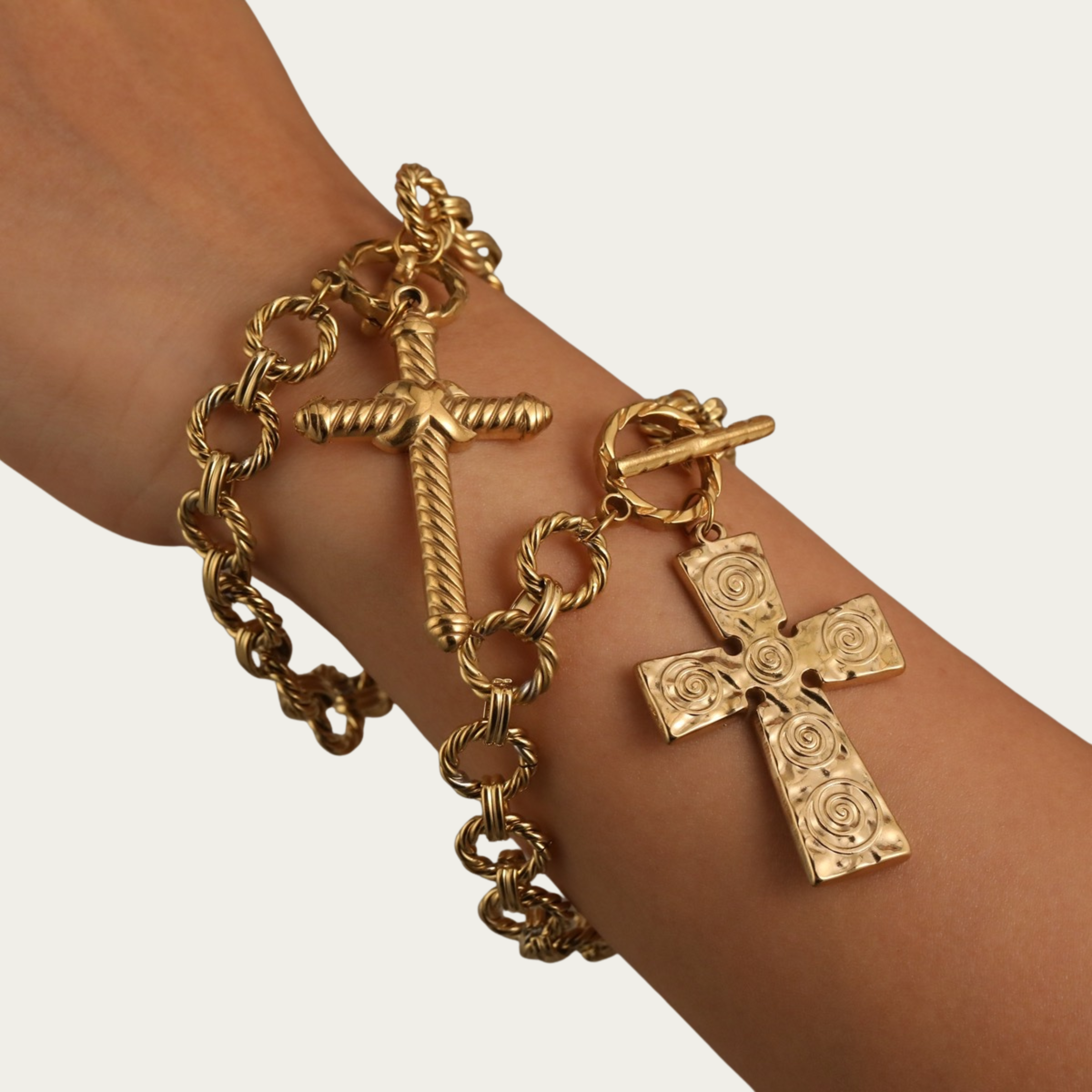 Pulsera de cruz con cadena ancha y cierre redondo al frente