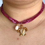 Choker brillante con dijes de verano y perla