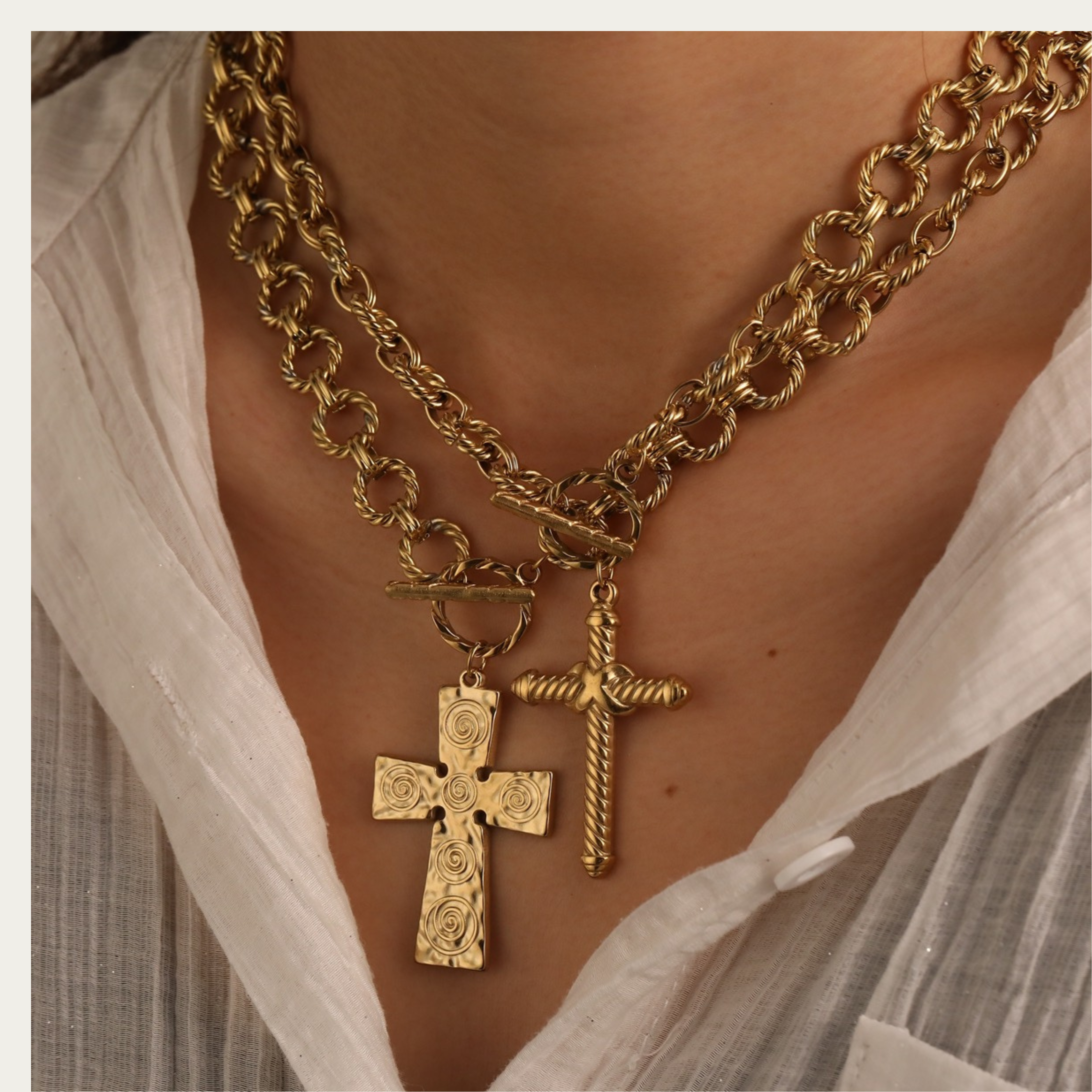 Collar de Cruz oro con cadena ancha y cierre redondo al frente