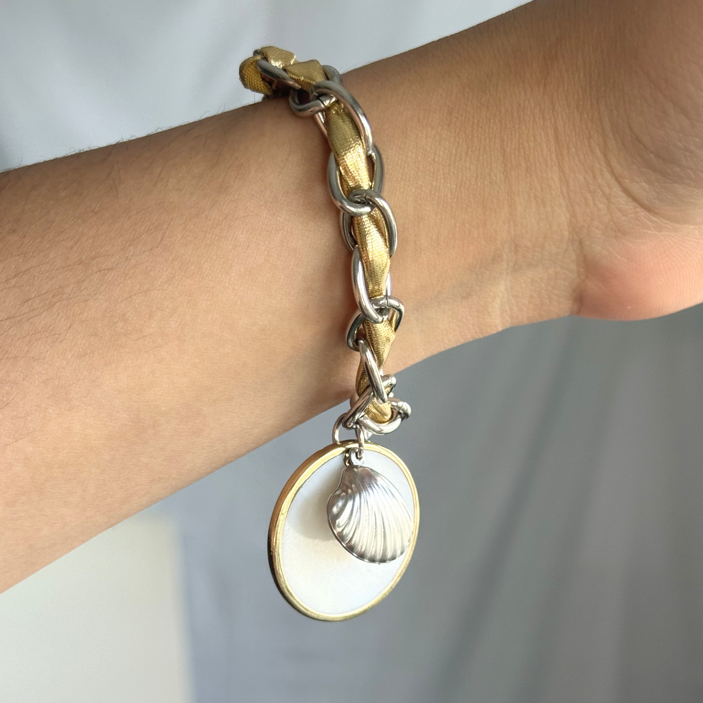 Pulseras en colores brillantes con dijes de verano